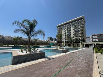 Brand-New Alanya Apartment For Sale - Communal pool and vast terraces