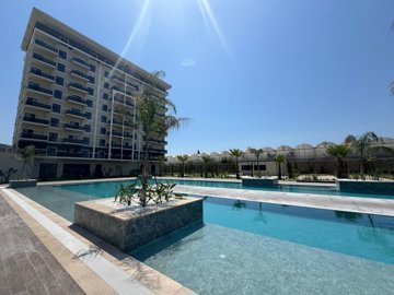 Brand-New Alanya Apartment For Sale - Communal pool and sunny terraces