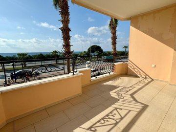 Key-Ready Seafront Apartment in Mahmutlar, Alanya For Sale - Large sea view balcony