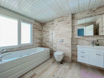 Sea View Penthouse Apartment For Sale in Mahmutlar - Ensuite with a bathtub