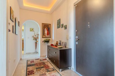 Blissful 2-Bedroom Apartment For Sale In Alanya, Mahmutlar – Entrance hallway