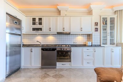 Blissful 2-Bedroom Apartment For Sale In Alanya, Mahmutlar – Fully equipped kitchen