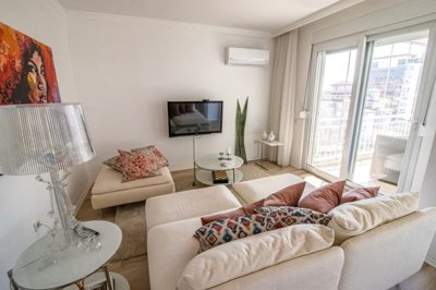 Sizeable Alanya Penthouse For Sale In Cikcilli - Sunny lounge with balcony