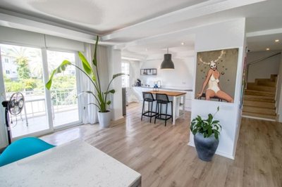 Sizeable Alanya Penthouse For Sale In Cikcilli - Dining area to the kitchen