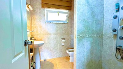 Sea View 4-Bedroom Villa For Sale In Mahmutlar, Alanya – Into the first bathroom