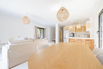 Newly Built Bodrum Villa For Sale In Central Gumusluk - Dining area to the kitchen