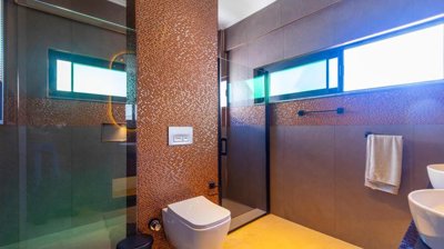 Upscale Villa For Sale In Belek, Antalya - Large modern bathroom