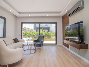 Outstanding Villa For Sale In Antalya - Lounge with pool and garden access