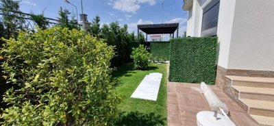 Ready-To-Move Villa For Sale In Antalya - Beautifully maintained garden