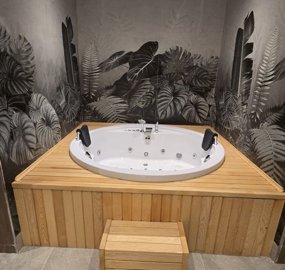 Exceptional Villa With A Private Pool & Spa Facilities For Sale in Belek, Antalya - Private jacuzzi