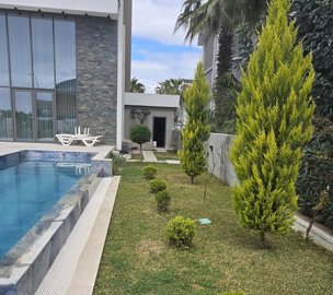 Exceptional Villa With A Private Pool & Spa Facilities For Sale in Belek, Antalya - Well-maintained private garden