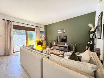 Outstanding Bodrum Villa For Sale - Lounge with garden and pool access