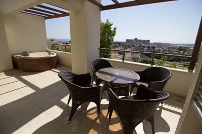 Modern Side Penthouse - Great Facilities - Large shaded sea view balcony