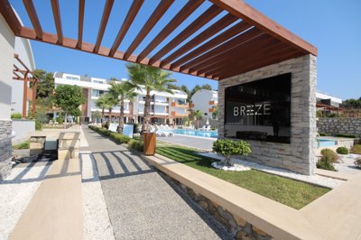 Stunning Side Investment Apartment - Complex entrance