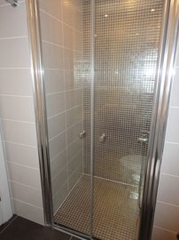 Brand new immaculate apartment Side - Modern bathroom fittings