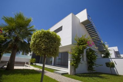 Side 2-Bed Luxury Penthouse - Landscaped gardens