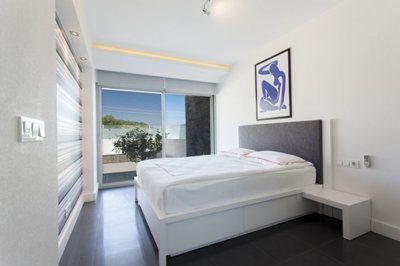 Side 2-Bed Luxury Penthouse - Double Bedroom