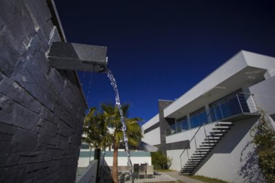 Side 2-Bed Luxury Penthouse - Garden water feature