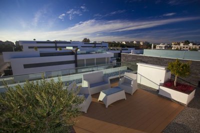 Side 2-Bed Luxury Penthouse - Roof terrace