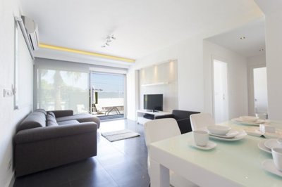 Side 2-Bed Luxury Penthouse - Open-plan living area