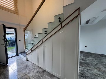 Detached Kusadasi Property For Sale With Nature Views - Entrance hallway with fitted storage