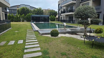 Primely Located Apartment In Belek, Antalya For Sale - Beautifully kept social garden