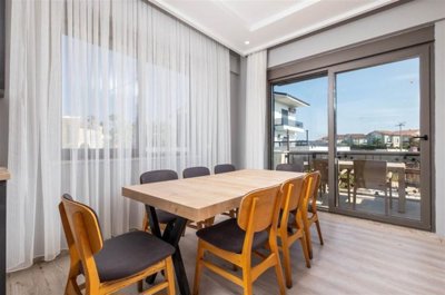 Three-Storey Villa For Sale in Belek, Antalya With A Private Pool - Dining area with outdoor space