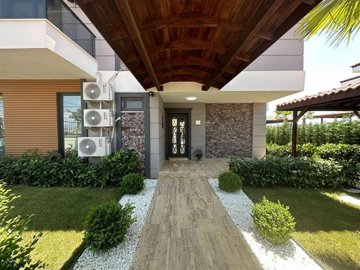 Sensational Villa For Sale in Antalya - Grand entrance to the villa