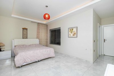 Immaculate Alanya Apartment In Kestel For Sale - Master bedroom with an ensuite bathroom