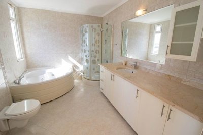 Ready-To-Move Investment Property For Sale In Alanya - Stunning bathroom