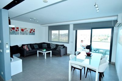 A Ready-To-Move Property For Sale In Manavgat, Antalya - Lounge with balcony access