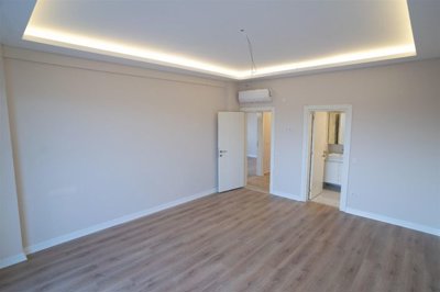 Sensational Villa In Belek For Sale With A Private Pool - Master bedroom with an ensuite shower room