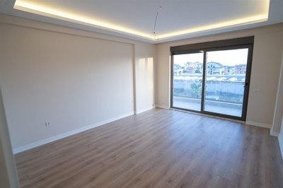 Sensational Villa In Belek For Sale With A Private Pool - Large bedroom with a balcony