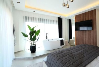 Ultra-Luxury Sea View Alanya Villa For Sale - Master bedroom with bathtub