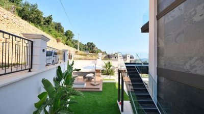 Ultra-Luxury Sea View Alanya Villa For Sale - Landscaped exterior