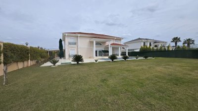 Opulent Belek Villa With A Private Pool & Spa Facilities For Sale Near Golf Courses - Expansive private garden
