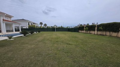Opulent Belek Villa With A Private Pool & Spa Facilities For Sale Near Golf Courses - Huge well-maintained garden
