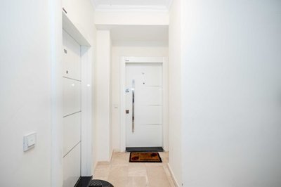 Sea & Castle View Alanya Penthouse For Sale - Communal hallway to the entrance