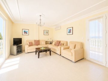 Sea View Apartment For Sale In Didim Near Altinkum – Lounge with terrace access