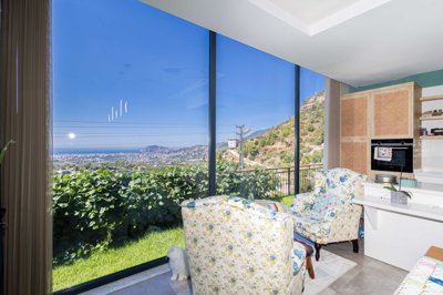 Idyllic Nature View Alanya Villa For Sale - Huge wall-to-wall windows in the kitchen