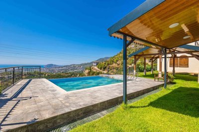 Idyllic Nature View Alanya Villa For Sale - Infinity pool with full sea views