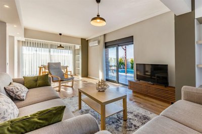 Contemporary Belek Golf Villa For Sale With A Private Pool - Beautiful lounge with pool access