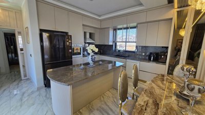 Impeccable Villa With A Private Pool & Garden For Sale in Belek, Antalya - Exquisite kitchen