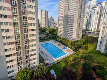 Renovated Asian Istanbul Property For Sale - A beautiful complex with a pool and facilities