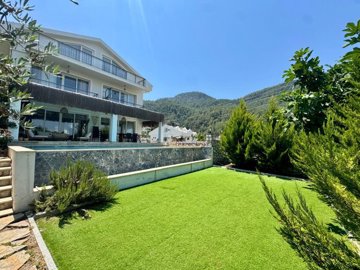 Upscale Detached Villa In Fethiye For Sale - Well-kept private garden