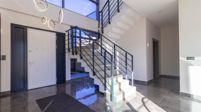 Superior Villa For Sale in Belek, Antalya With A Private Pool & Facilities - Grand staircase