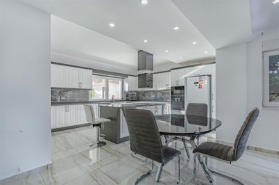 Striking Villa With Private Spa Facilities For Sale in Belek - Seating area to the kitchen