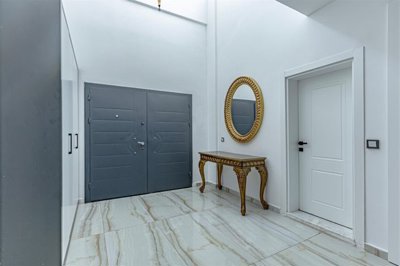 Striking Villa With Private Spa Facilities For Sale in Belek - Entrance hallway