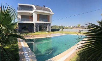 Spotless Villa For Sale in Belek, Antalya With A Private Pool & Spa Facilities - Three-storey villa with a private pool