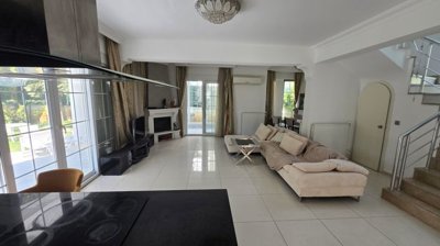 Upscale Villa For Sale In Belek With A Private Garden, Pool & Parking - Open-plan living room